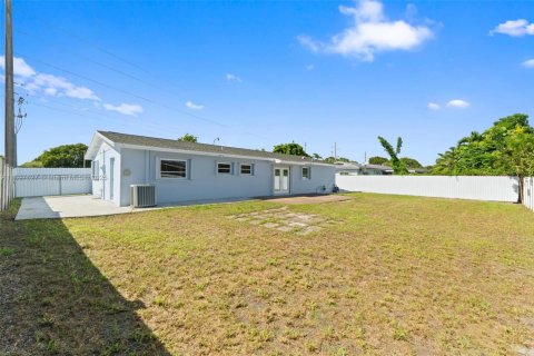 Casa en venta en Miami, Florida, 3 dormitorios, 122.91 m2 № 1949528 - foto 28