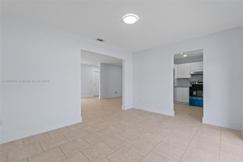 Casa en venta en Miami, Florida, 3 dormitorios, 122.91 m2 № 1949528 - foto 14
