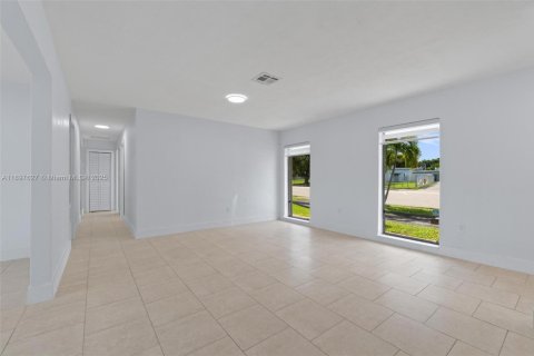 Casa en venta en Miami, Florida, 3 dormitorios, 122.91 m2 № 1949528 - foto 8