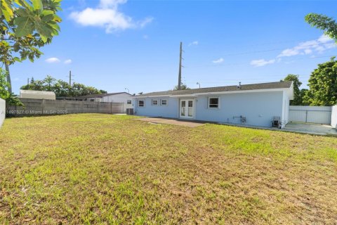 Casa en venta en Miami, Florida, 3 dormitorios, 122.91 m2 № 1949528 - foto 26