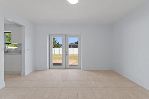 Casa en venta en Miami, Florida, 3 dormitorios, 122.91 m2 № 1949528 - foto 7