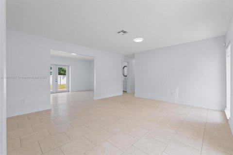 Casa en venta en Miami, Florida, 3 dormitorios, 122.91 m2 № 1949528 - foto 6