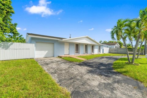 Casa en venta en Miami, Florida, 3 dormitorios, 122.91 m2 № 1949528 - foto 2