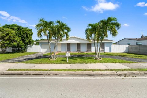 Casa en venta en Miami, Florida, 3 dormitorios, 122.91 m2 № 1949528 - foto 1