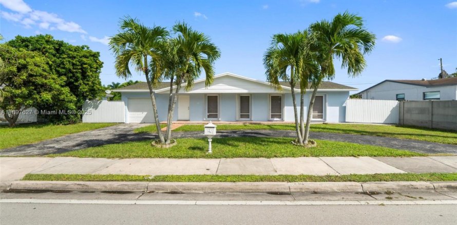 Casa en Miami, Florida 3 dormitorios, 122.91 m2 № 1949528