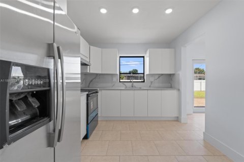 Casa en venta en Miami, Florida, 3 dormitorios, 122.91 m2 № 1949528 - foto 11