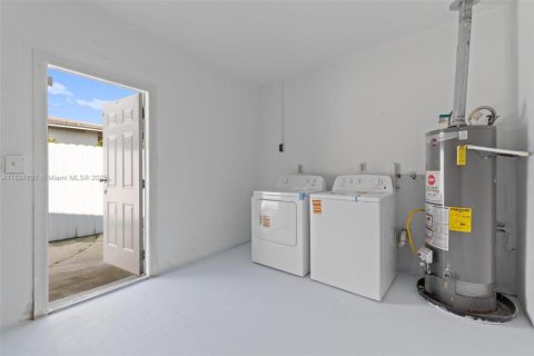 Casa en venta en Miami, Florida, 3 dormitorios, 122.91 m2 № 1949528 - foto 23