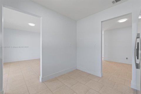 Casa en venta en Miami, Florida, 3 dormitorios, 122.91 m2 № 1949528 - foto 13