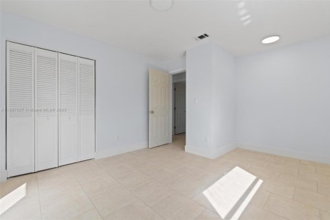 Casa en venta en Miami, Florida, 3 dormitorios, 122.91 m2 № 1949528 - foto 16