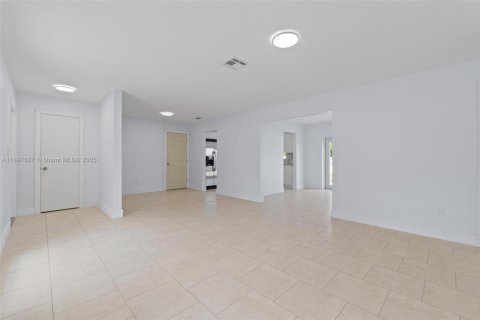 Casa en venta en Miami, Florida, 3 dormitorios, 122.91 m2 № 1949528 - foto 9