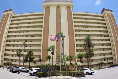 Condo in Saint Petersburg, Florida, 2 bedrooms  № 1866408 - photo 1
