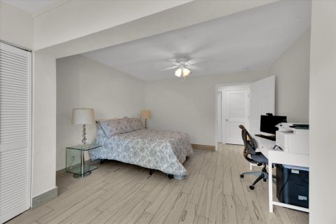 House in Wilton Manors, Florida 4 bedrooms, 201.6 sq.m. № 2260663 - photo 27