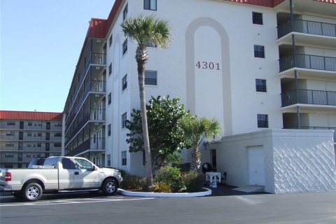 Condo in New Smyrna Beach, Florida, 2 bedrooms  № 1747561 - photo 1