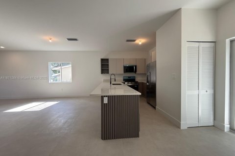 House in Fort Lauderdale, Florida 3 bedrooms № 1919955 - photo 4