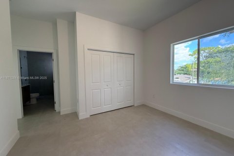 House in Fort Lauderdale, Florida 3 bedrooms № 1919955 - photo 9
