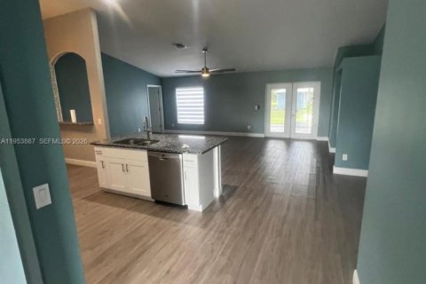 House in Cape Coral, Florida 3 bedrooms № 2009778 - photo 8