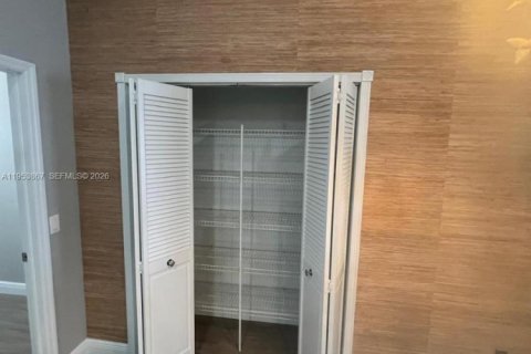 House in Cape Coral, Florida 3 bedrooms № 2009778 - photo 4