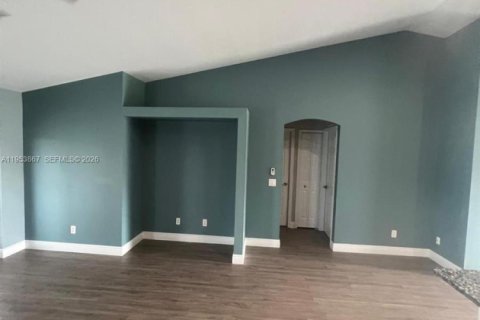 House in Cape Coral, Florida 3 bedrooms № 2009778 - photo 3