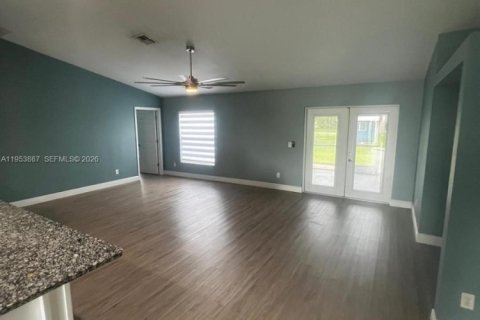 House in Cape Coral, Florida 3 bedrooms № 2009778 - photo 7