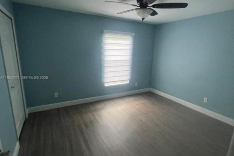 House in Cape Coral, Florida 3 bedrooms № 2009778 - photo 10