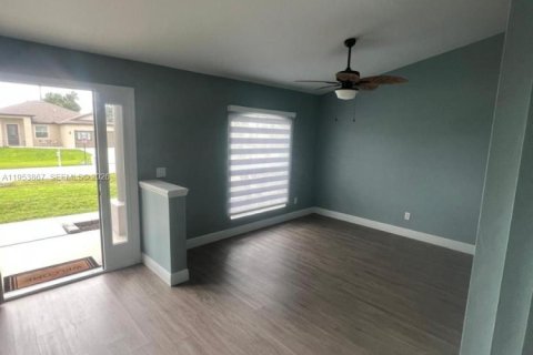 House in Cape Coral, Florida 3 bedrooms № 2009778 - photo 2