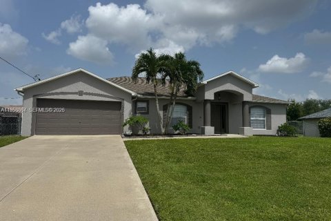 House in Cape Coral, Florida 3 bedrooms № 2009778