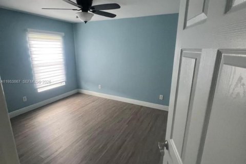 House in Cape Coral, Florida 3 bedrooms № 2009778 - photo 9