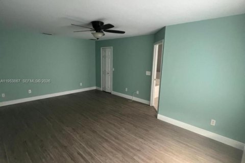 House in Cape Coral, Florida 3 bedrooms № 2009778 - photo 6