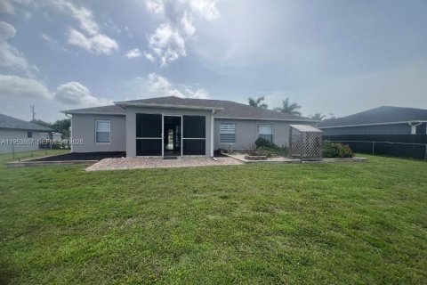 House in Cape Coral, Florida 3 bedrooms № 2009778 - photo 11