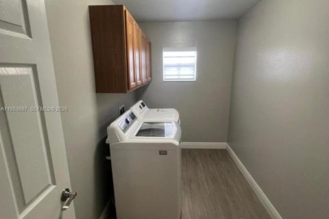 House in Cape Coral, Florida 3 bedrooms № 2009778 - photo 5