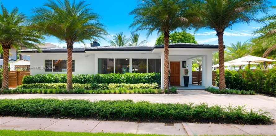 House in Miami Beach, Florida 3 bedrooms, 256.5 sq.m. № 1691788