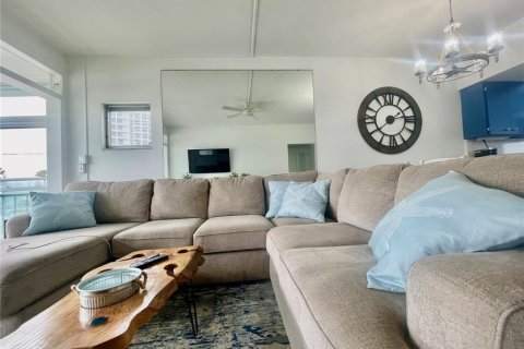 Condo in Saint Pete Beach, Florida, 2 bedrooms № 2103562 - photo 5