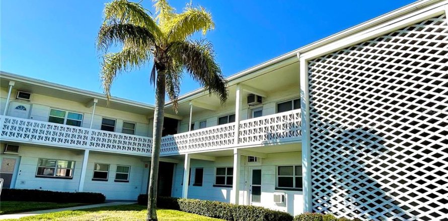 Condo in Saint Pete Beach, Florida, 2 bedrooms № 2103562