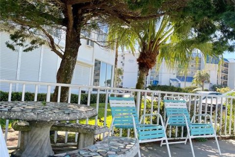 Condo in Saint Pete Beach, Florida, 2 bedrooms № 2103562 - photo 14