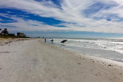 Condo in Saint Pete Beach, Florida, 2 bedrooms № 2103562 - photo 21