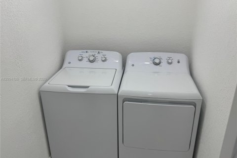 Villa ou maison à vendre à Hialeah, Floride: 3 chambres, 158.03 m2 № 2068305 - photo 7