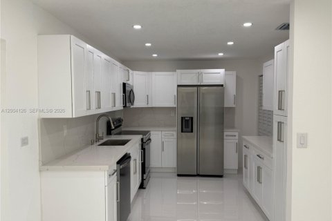 Villa ou maison à vendre à Hialeah, Floride: 3 chambres, 158.03 m2 № 2068305 - photo 6