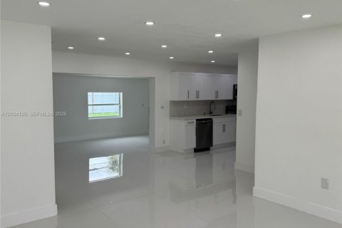 Villa ou maison à vendre à Hialeah, Floride: 3 chambres, 158.03 m2 № 2068305 - photo 4