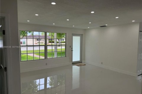 Villa ou maison à vendre à Hialeah, Floride: 3 chambres, 158.03 m2 № 2068305 - photo 12