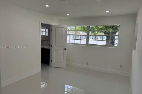 Villa ou maison à vendre à Hialeah, Floride: 3 chambres, 158.03 m2 № 2068305 - photo 8