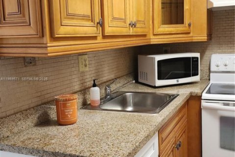 Copropriété à louer à Miami, Floride: 1 chambre, 43.2 m2 № 2051611 - photo 2