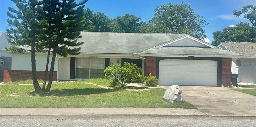House in New Port Richey, Florida 2 bedrooms, 141.12 sq.m. № 1918567