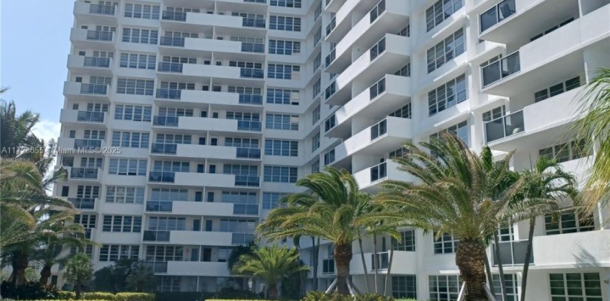 Estudio en el Condominio en Miami Beach, Florida  № 1874305