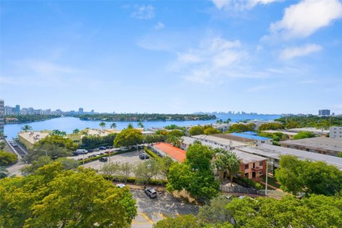 Condo in Miami Beach, Florida, 1 bedroom  № 2031673 - photo 2