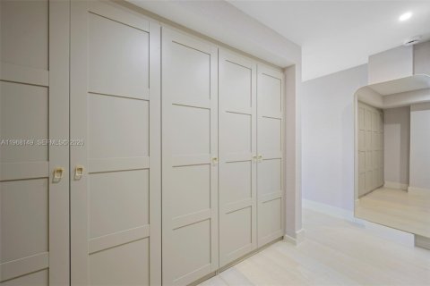 Condo in Miami Beach, Florida, 1 bedroom  № 2031673 - photo 13