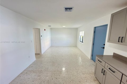 Condo in Miami, Florida, 2 bedrooms  № 2031329 - photo 4