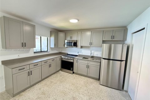 Condo in Miami, Florida, 2 bedrooms  № 2031329 - photo 2