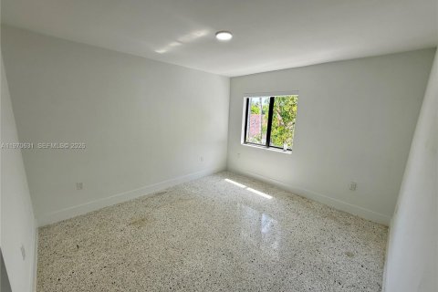 Condo in Miami, Florida, 2 bedrooms  № 2031329 - photo 11