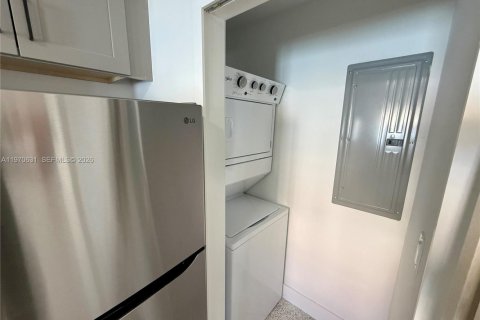 Condo in Miami, Florida, 2 bedrooms  № 2031329 - photo 3