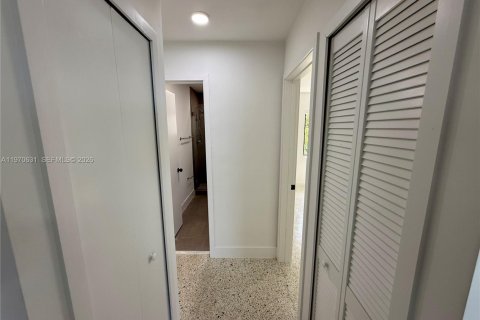 Condo in Miami, Florida, 2 bedrooms  № 2031329 - photo 7